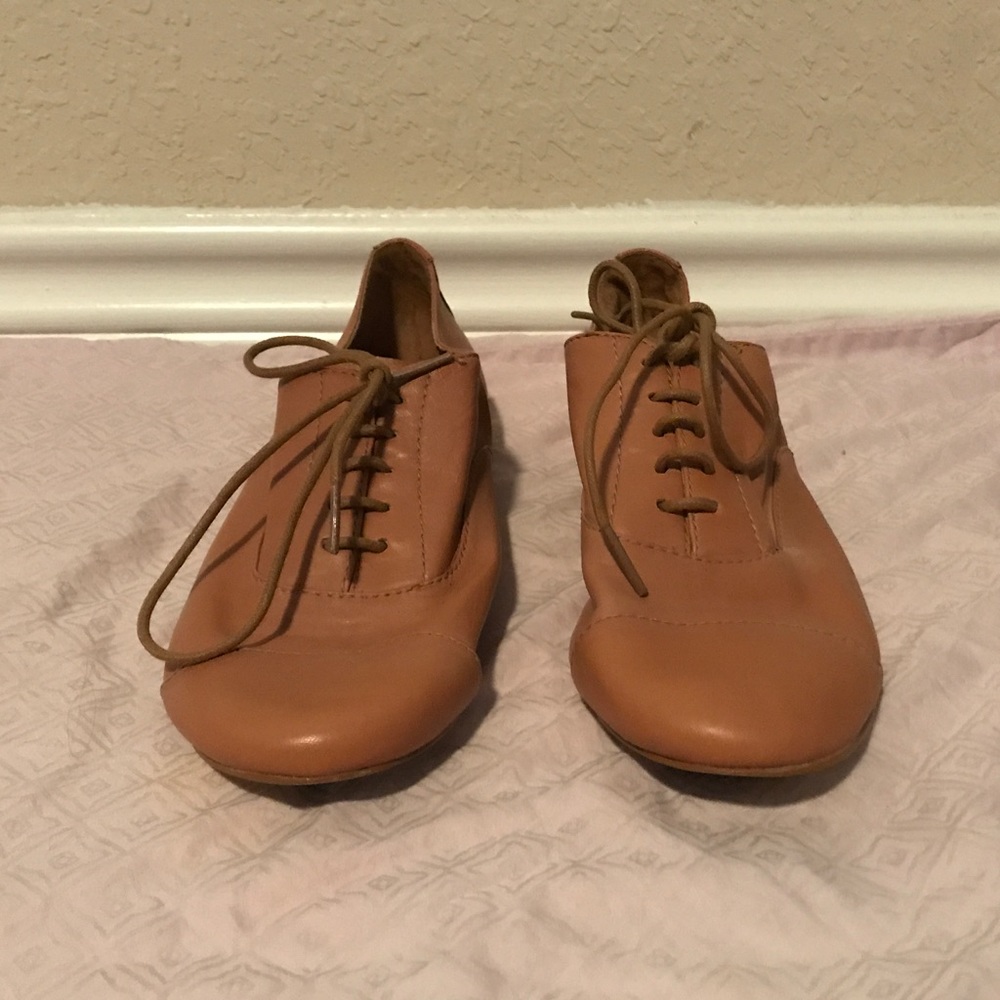 Tan/brown flat oxfords size 6